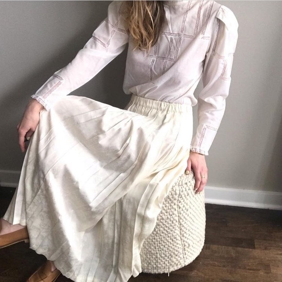 🛑SOLD🛑 VINTAGE Ivory Pleated Floral Midi Skirt - Picture 2 of 5